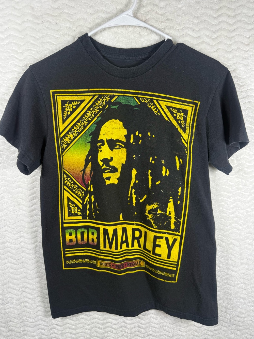 vintage 2012 Bob Marley "Roots Rock Reggae" t-shirt features a vibrant colors
